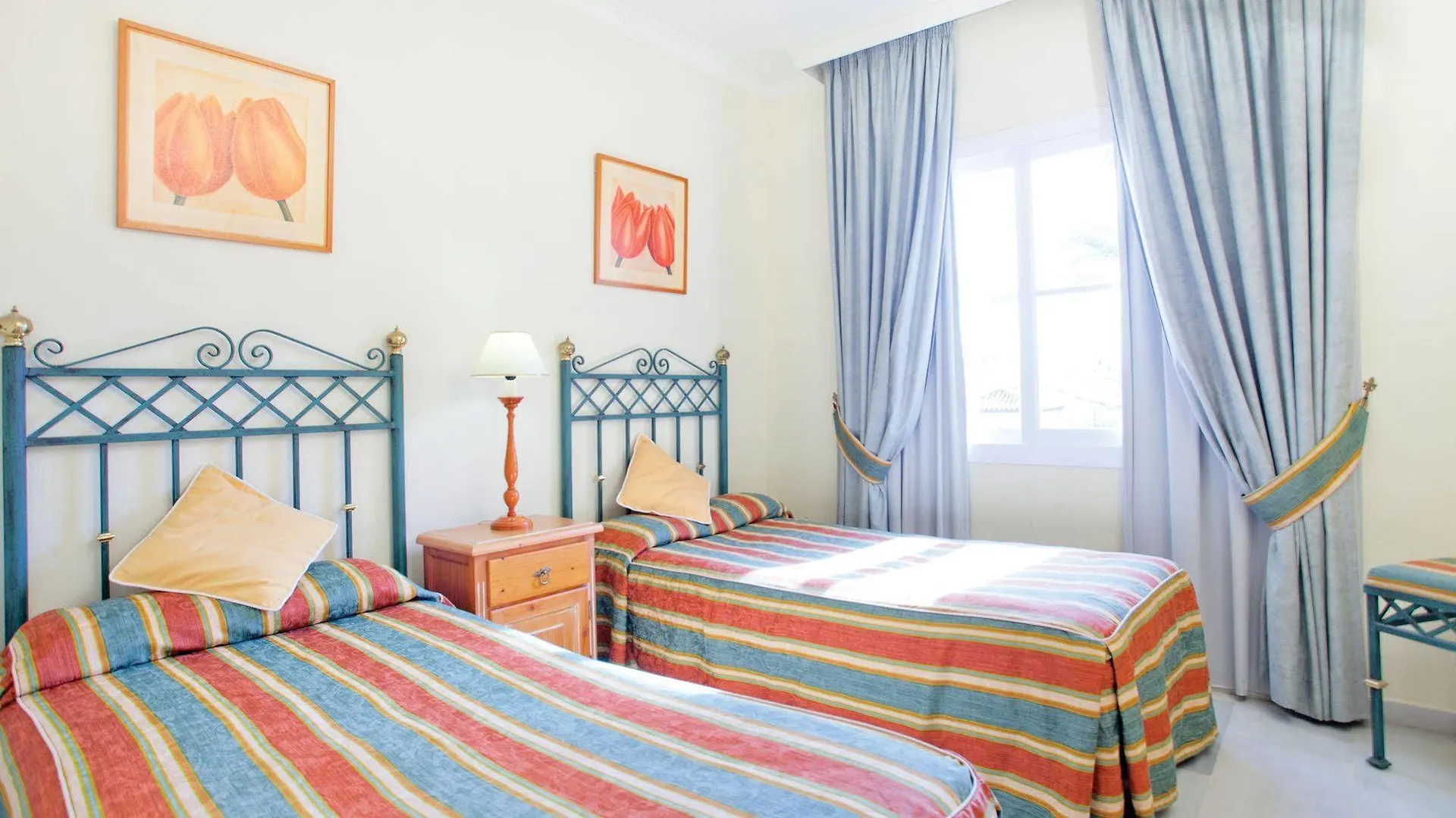 Aparthotel Mijas Costa Oasis By Grangefield Oasis Club Sitio de Calahonda 3*,  España